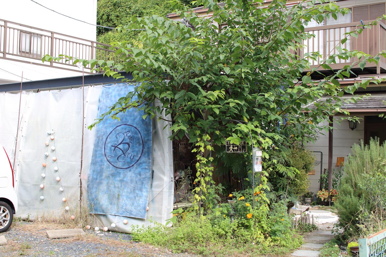「硝子屋Hamagon」ののれんがかかった工房の入口